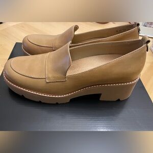 Naturalizer size 9 Darry lug sole loafers